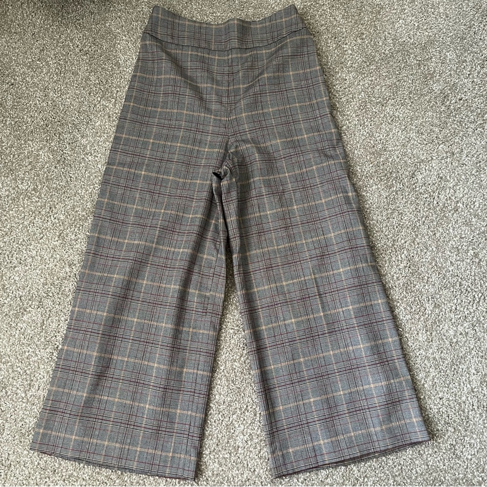 Express high waisted cropped culottes. Size 4R.